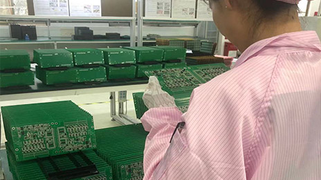 QC人工檢驗-SMT貼片WWW香蕉视频在线观看-蘇州昆山PCB抄板電路板焊接|線路板焊接|SMT貼片焊接